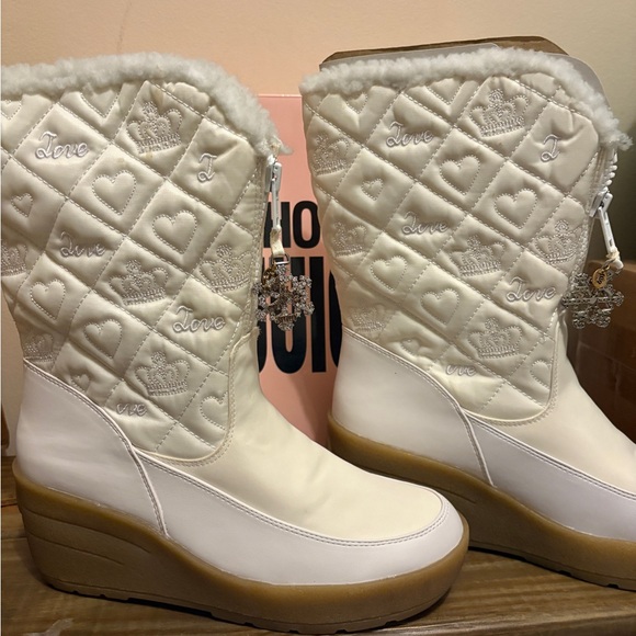 Juicy Couture Cream Quilted Winter Boots size 10 new in box - Picture 1 of 6